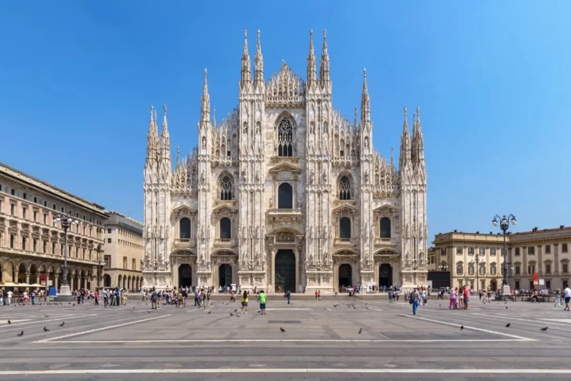 Una catedral grande y ornamentada con múltiples torres y una entrada central.