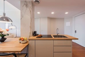 Kühlschrank, Mikrowelle, Ofen, Herdplatte