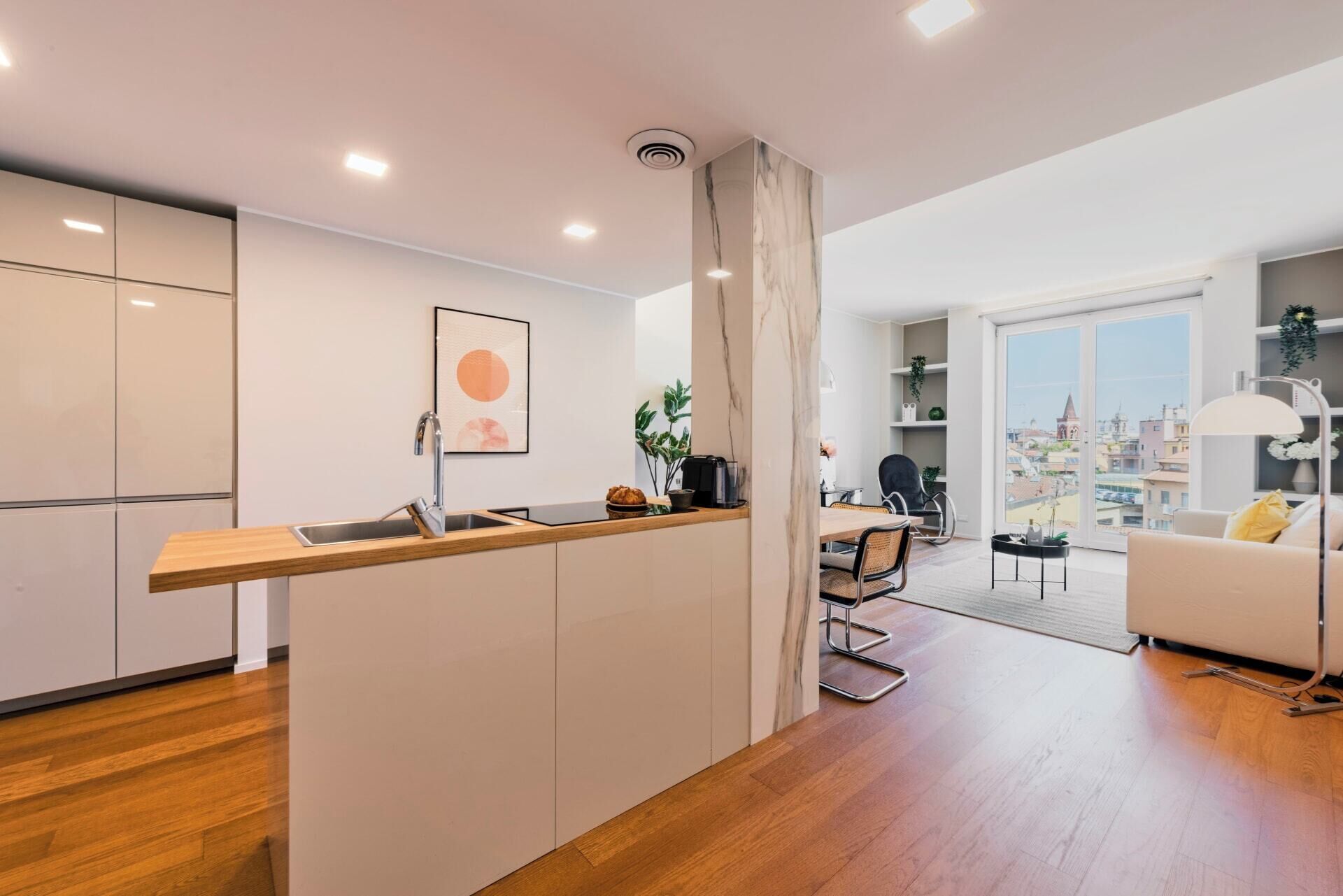 Un appartement moderne comprenant une cuisine, un coin repas et un salon.