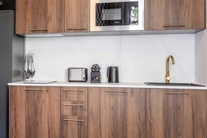 ثلاجة، ميكروويف، موقد طهي مسطح، محمصة خبز