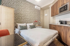 Iron/ironing board, free WiFi, bed sheets