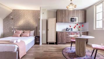 Iron/ironing board, free WiFi, bed sheets