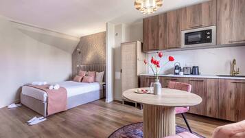 Tabla de planchar con plancha, wifi gratis, ropa de cama