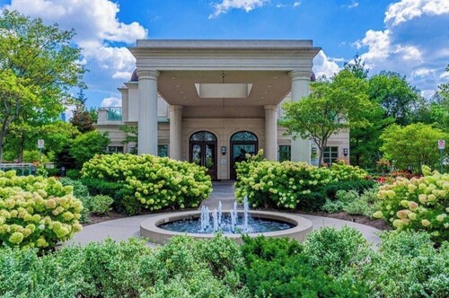 Executive Spacious Ravine Living with Pool Gym & Free Parking