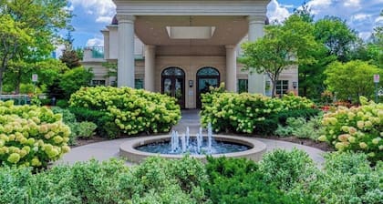 Executive Spacious Ravine Living with Pool Gym & Free Parking