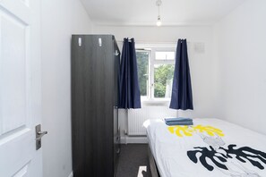 3 slaapkamers, een strijkplank/strijkijzer, internet, beddengoed