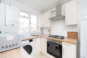 Micro-ondes, four, plaque de cuisson