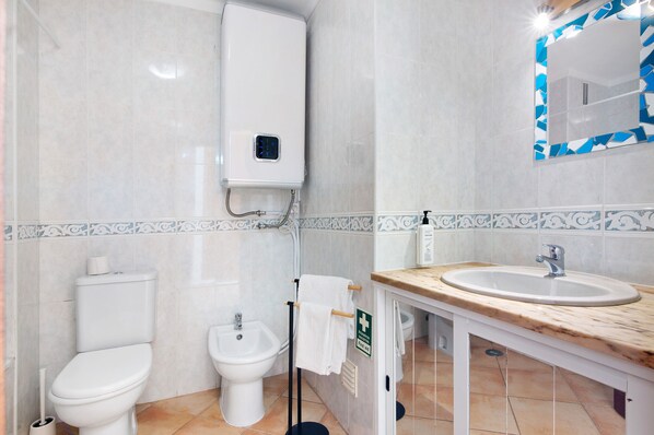Douche, sèche-cheveux, serviettes fournies