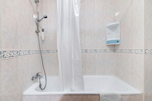 Douche, sèche-cheveux, serviettes fournies