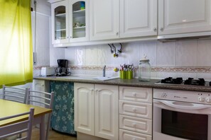 Fridge, oven, stovetop, coffee/tea maker