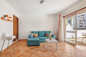 TV, tavolo da ping pong
