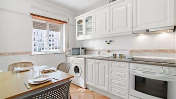 Fridge, oven, stovetop, coffee/tea maker
