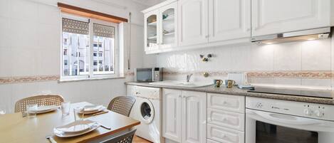 Fridge, oven, stovetop, coffee/tea maker