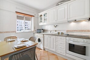 Een koelkast, een oven, een kookplaat, een koffiezetapparaat/waterkoker
