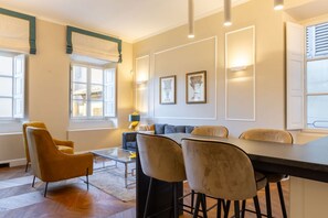 A modern living room with a sofa, chairs, a coffee table, and artwork on the walls. - Calzaiuoli Private House Silver (Firenze)