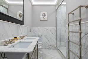 A bathroom with two sinks, a toilet, a shower, and a glass-enclosed shower area. - Calzaiuoli Private House Silver (Firenze)