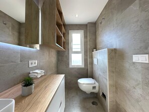 シャワー、ヘアドライヤー、タオル、トイレットペーパー