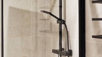 Toalettartikler (inkludert), hårføner, håndklær og såpe