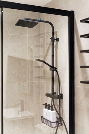 Kostenlose Toilettenartikel, Haartrockner, Handtücher, Seife