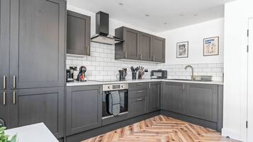 Grand réfrigérateur, micro-ondes, four, plaque de cuisson