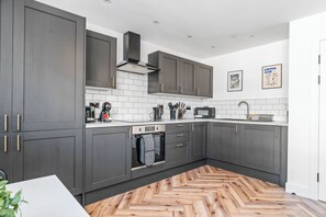 Full-size fridge, microwave, oven, stovetop