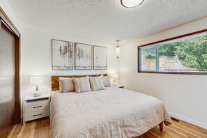 3 عدّة غرف نوم ومكواة/لوح كي وخدمة الإنترنت وملاءات أسرّة