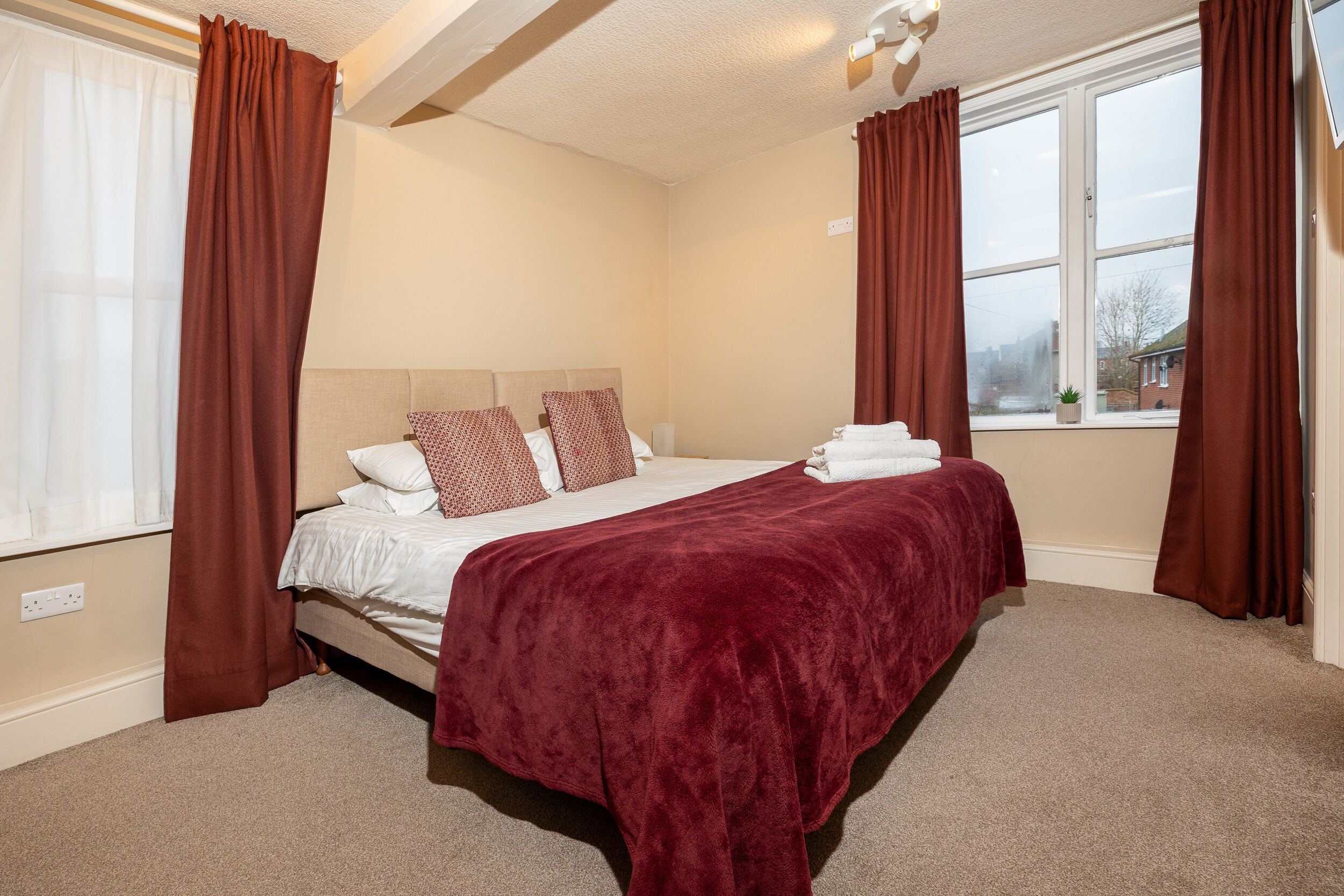 12 عدّة غرف نوم وبديكورات فريدة لكل غرفة وطراز فريد لكل وحدة