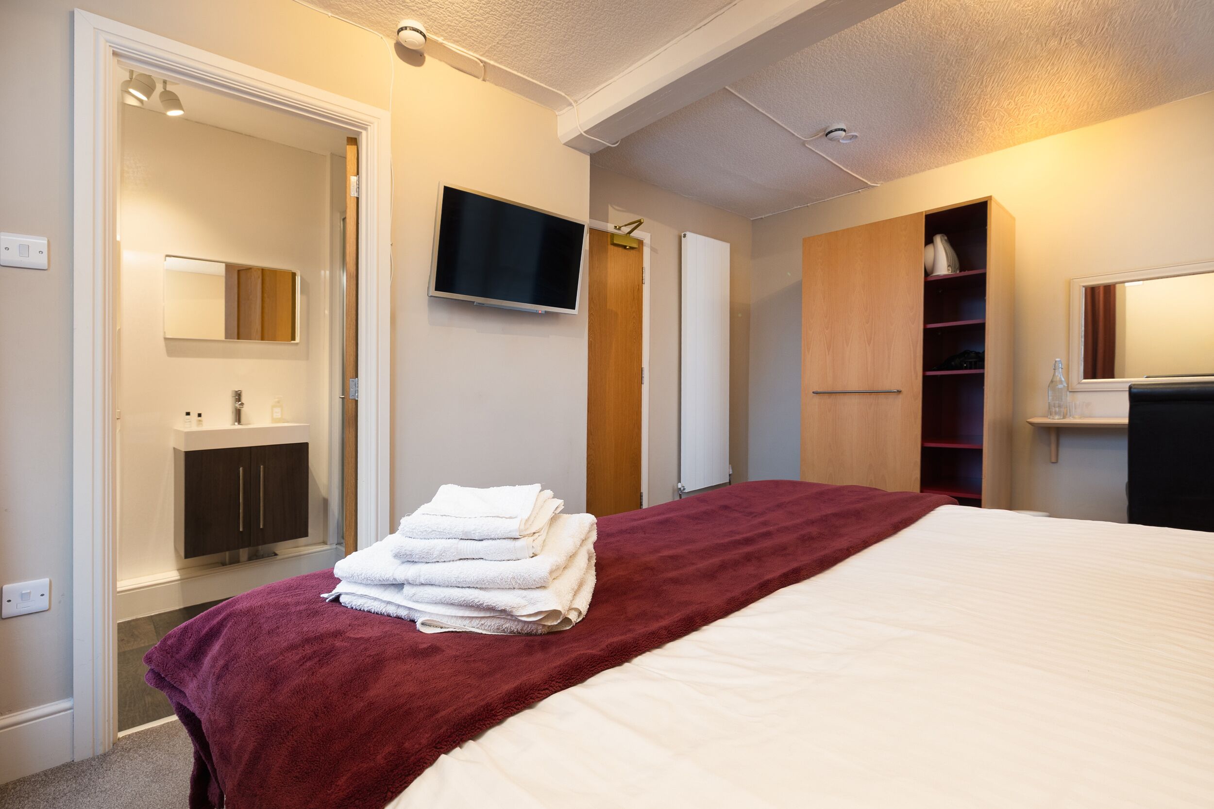 12 عدّة غرف نوم وبديكورات فريدة لكل غرفة وطراز فريد لكل وحدة