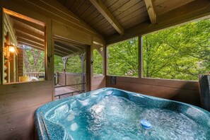 Bañera de hidromasaje al aire libre