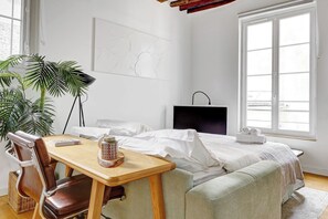 1 chambre, bureau, fer et planche Ă repasser, lit parapluie