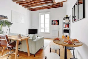 Dining - Chic 1BR in the Heart of Le Marais (Paris)
