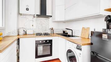 Fridge, microwave, oven, stovetop