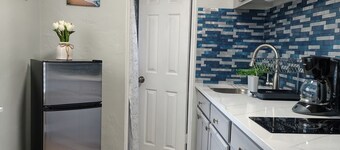Charming and cozy 1-BR /1-BA private guest unit in beautiful St. Petersburg