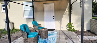 Charming and cozy 1-BR /1-BA private guest  unit in beautiful St. Petersburg