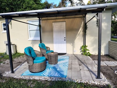 Charming and cozy 1-BR /1-BA private guest  unit in beautiful St. Petersburg