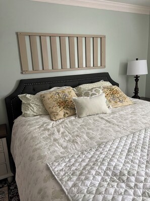 3 habitaciones, tabla de planchar con plancha, wifi y ropa de cama