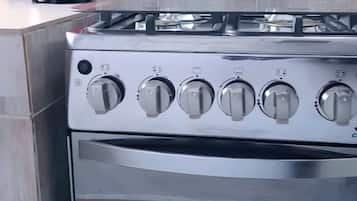 Frigorífico, microondas, horno y licuadora