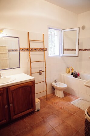 Douche, sèche-cheveux, bidet, serviettes fournies