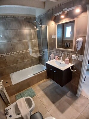 Apartment, 2 Bedrooms, Mountain View, Tower | Bathroom | Combined shower/tub, free toiletries, hair dryer, towels - MerKaba Aparts (El Chalten)