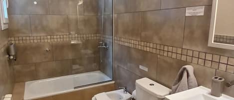 Apartment, 1 Bedroom, Kitchen, Courtyard View | Bathroom | Combined shower/tub, free toiletries, hair dryer, towels