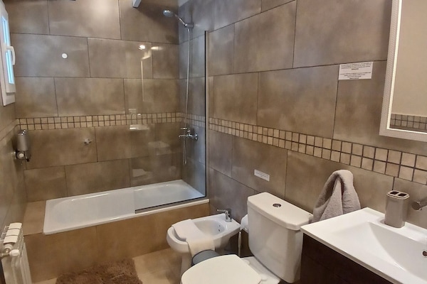 Apartment, 1 Bedroom, Kitchen, Courtyard View | Bilik Mandi | Gabungan pancuran/tab mandi, kelengkapan dandanan diri percuma