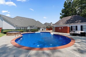 A backyard with a swimming pool, a hot tub, and a patio area with outdoor furniture. - Welcome to Pool Azul! Guest House & Pool. Two King Size Beds. (Suwanee)