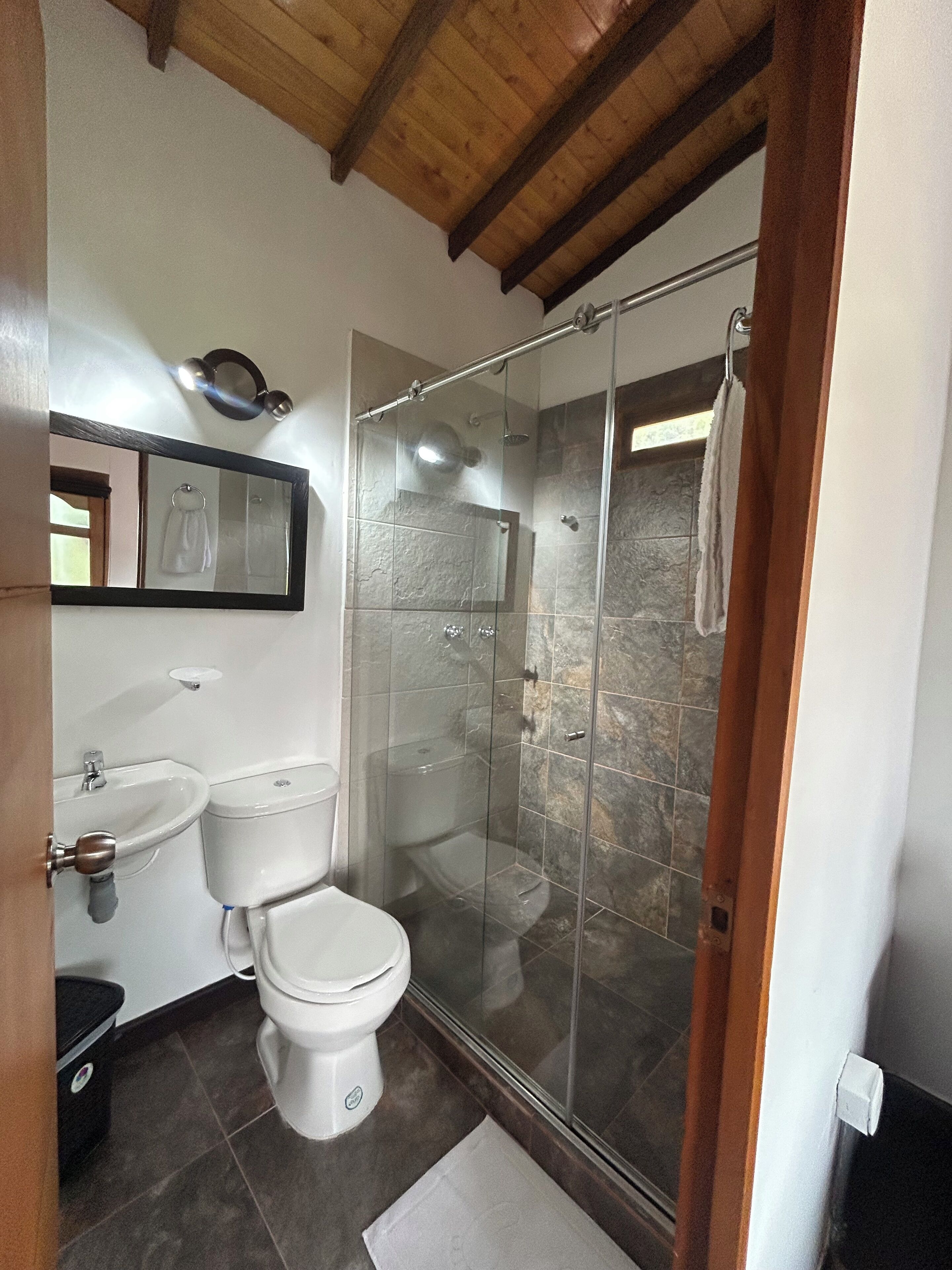 Serviettes fournies, papier toilette