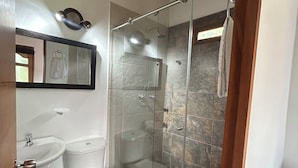 A bathroom with a shower, toilet, and sink. - Casa Campestre Forest House - Unique Relaxation in Salento, Quindío (Salento)