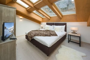 3 bedrooms, desk, iron/ironing board, travel crib
