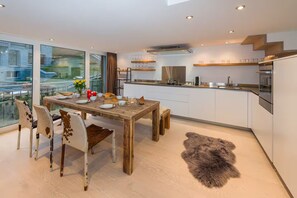 Fridge, oven, stovetop, coffee/tea maker