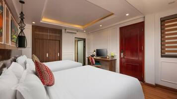Quadruple Room | Desk, laptop workspace, blackout curtains, soundproofing