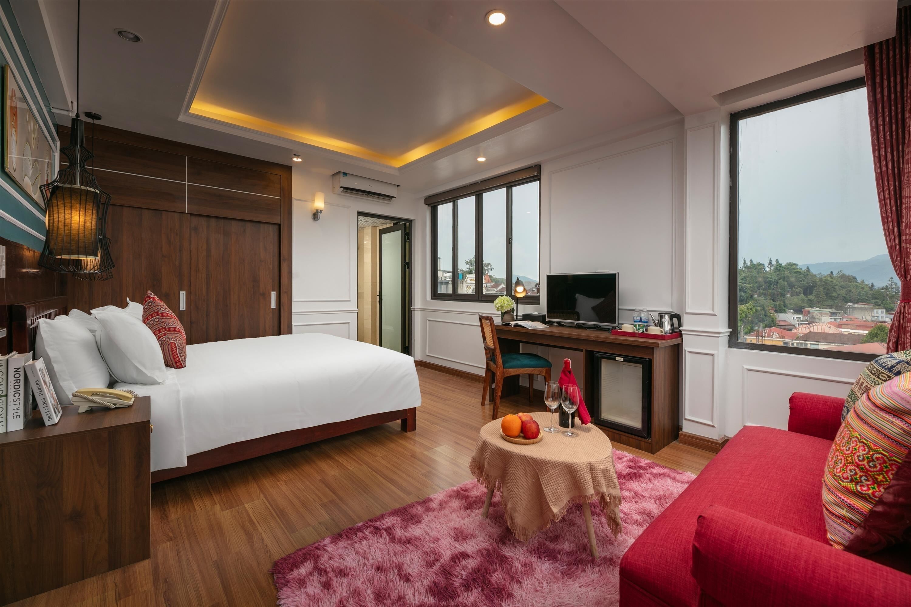 Una habitación de hotel con cama, escritorio y zona de estar.