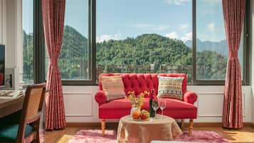 Dobbeltrom – junior, fjellutsikt | Sengetøy av topp kvalitet, memory foam-senger, minibar og skrivebord