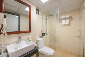 Shower, hydromassage showerhead, designer toiletries, hair dryer - Glow Sapa Hotel   (Sa Pa)